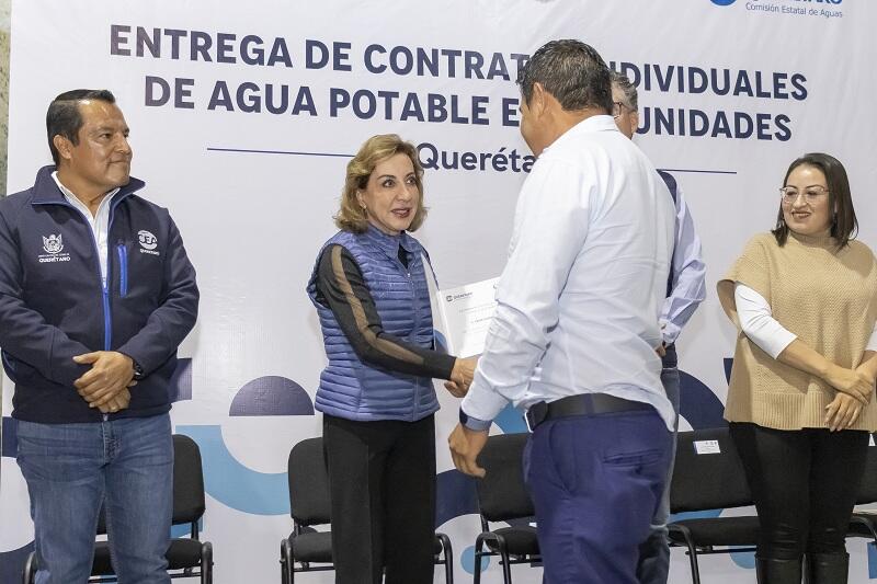 Comunidad de Santa Rosa Jáuregui es beneficiada con 240 contratos de agua potable