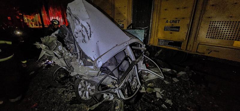 Familia arrollada por tren en su auto al intentar ganarle el paso en ...