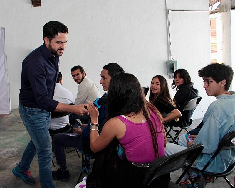 Agustín Dorantes impulsa becas y empleo para jóvenes en Querétaro