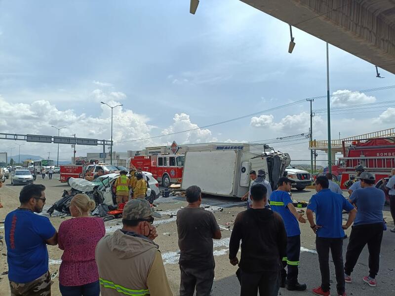 Choque frontal entre camioneta familiar y de carga deja tres heridos en ...