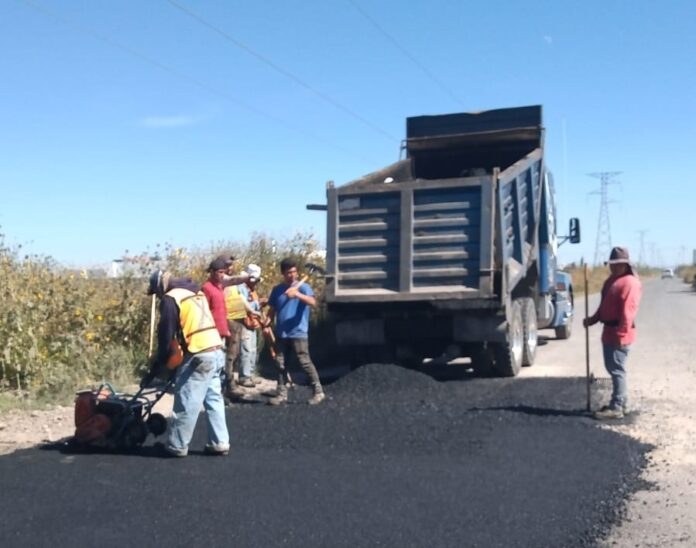Llevan programa de bacheo a comunidades de Pedro Escobedo
