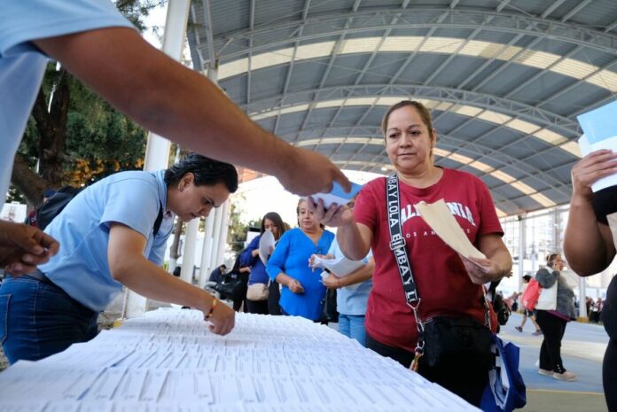 Jefas de familia en Querétaro recibieron Tarjetas CONTIGO