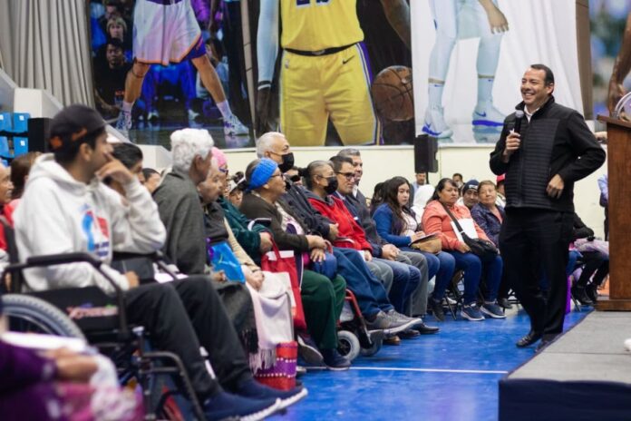 Roberto Cabrera entrega más de 600 paquetes alimentarios a familias sanjuanenses