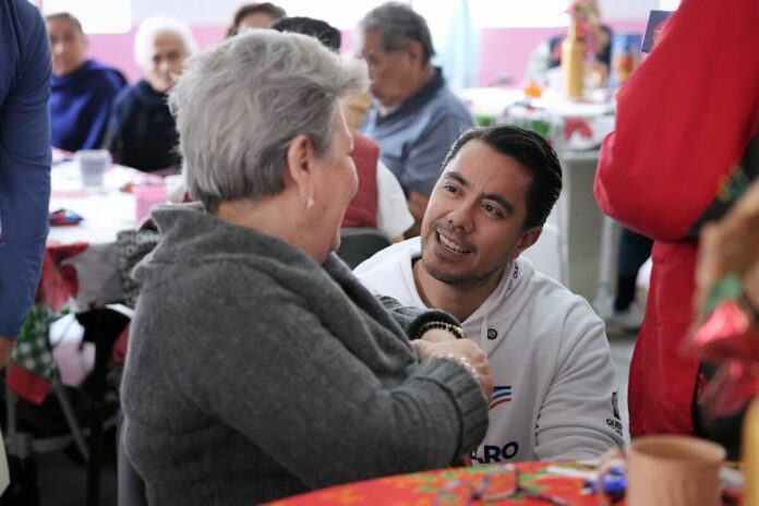 Felifer Macías celebra el Día de Reyes con adultos mayores en asilo de Querétaro