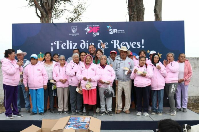 Georgina Sánchez y Roberto Cabrera comparten rosca de Reyes en Santa Bárbara