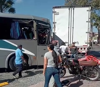 Accidente de transporte público en Pedro Escobedo deja cuatro lesionados