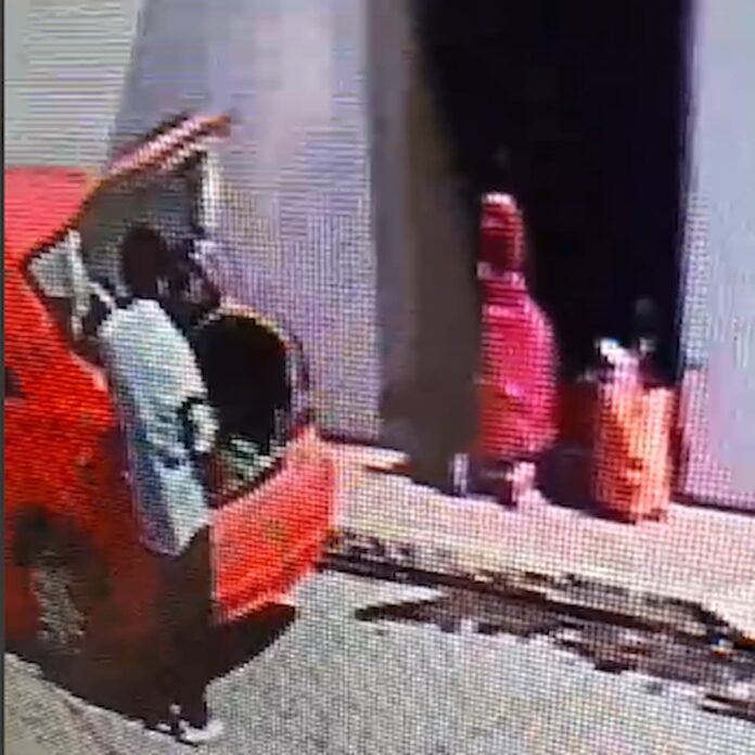 El hecho ocurrió en la zona centro del municipio, tras un viaje desde un supermercado. Reportaron en redes sociales y el operador regresó a entregar la despensa