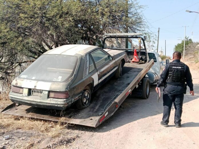 Limpian calles de vehículos abandonados en San Juan del Río