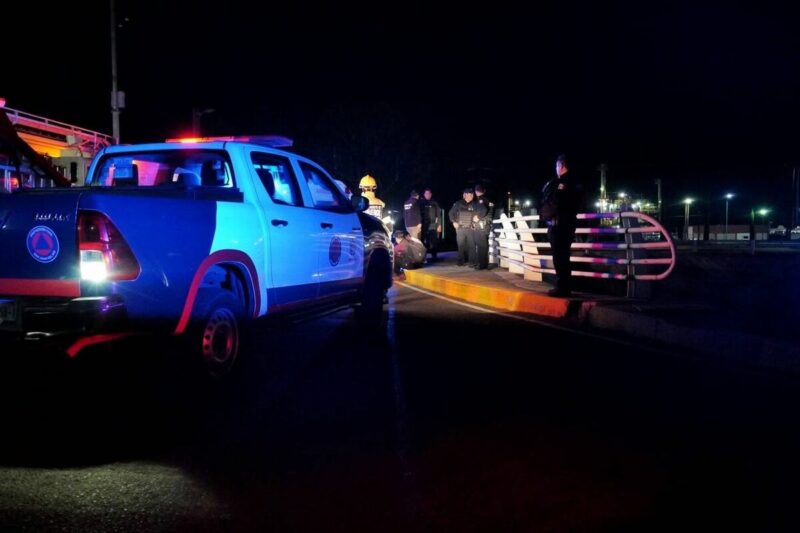 Rescatan a hombre que intentaba atentar contra su vida en puente de San Juan del Río