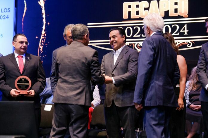 Luis Nava entrega reconocimientos a 31 profesionistas de FECAPEQ