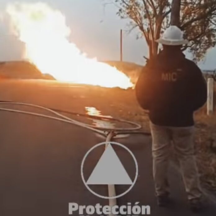 Pemex controla fuga de combustible en camino de acceso a Santa Bárbara la Cueva con quema controlada