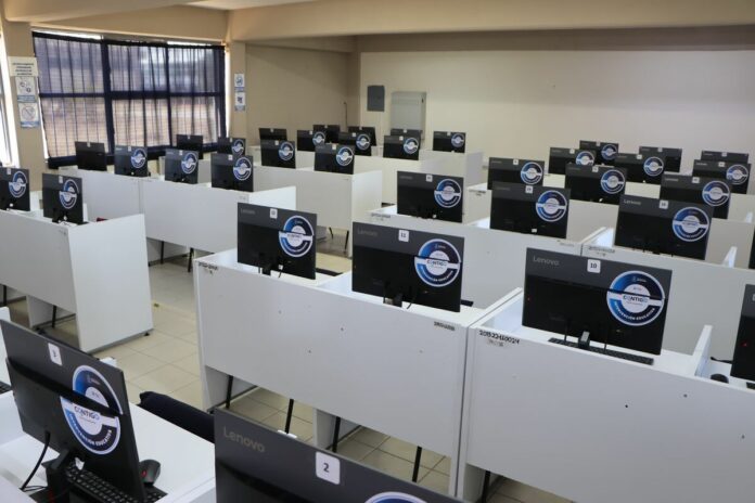 Refuerzan infraestructura educativa en Colón con entrega de equipos y obras