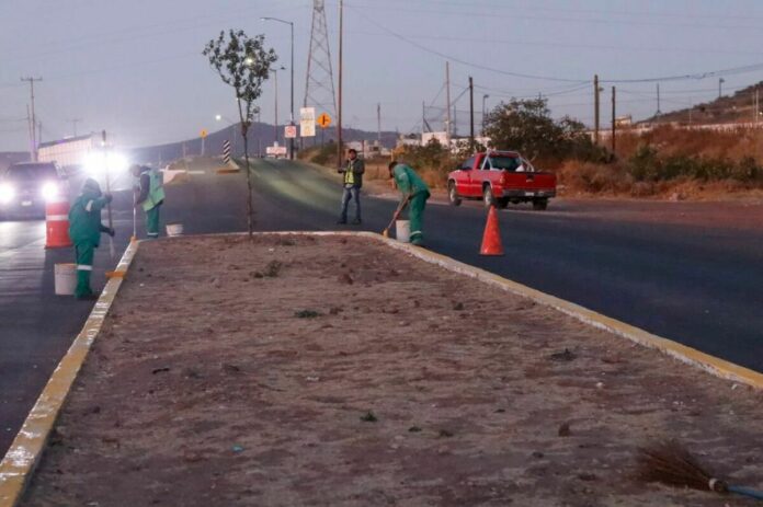 Supervisa Roberto Cabrera trabajos de limpieza sobre carretera 300