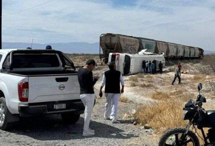 Tren embiste autobús de Querétaro Tours en Cuatro Ciénegas; 15 personas lesionadas