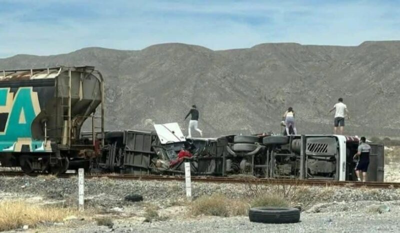 Tren embiste autobús de Querétaro Tours en Cuatro Ciénegas; 15 personas lesionadas