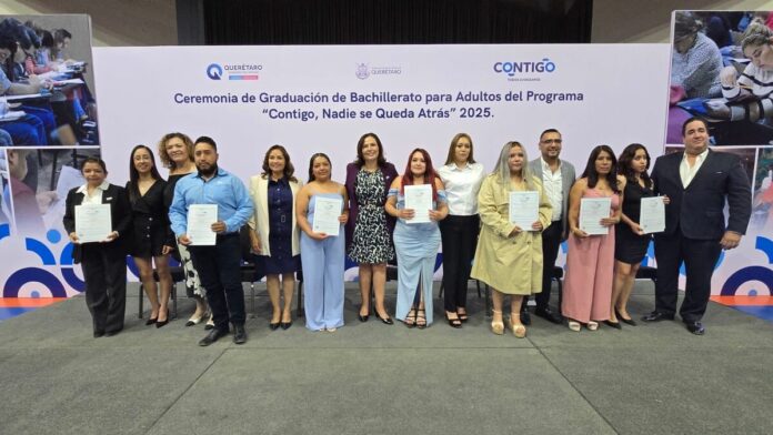 Adultos de San Juan del Río culminan estudios de bachillerato con programa estatal