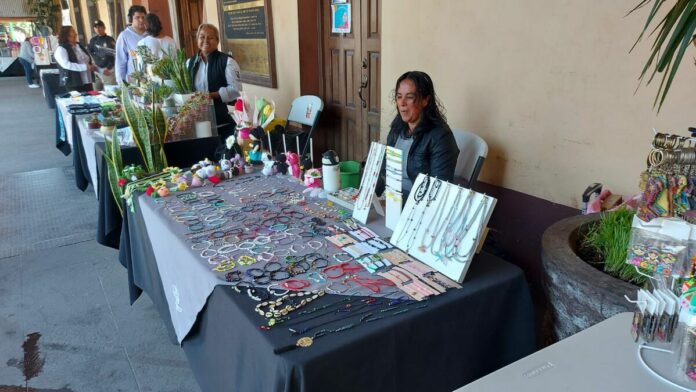 Artesanos de San Juan del Río exhiben sus productos en el Portal del Diezmo durante Semana Santa