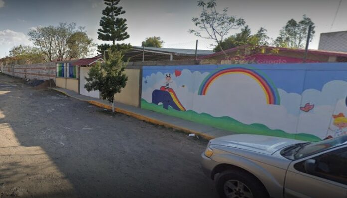 Detienen a docente por presuntas agresiones a niños en preescolar de San Juan del Río