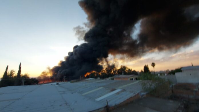 Fuerte incendio en recicladora de San Pedro Ahuacatlán, SJR genera operativo de emergencia