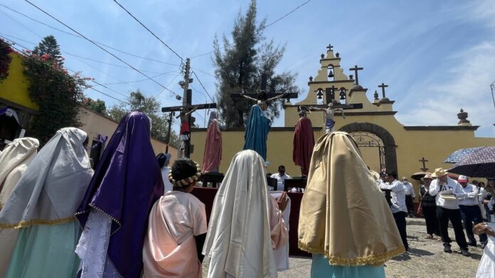 Viacrucis conmueve el centro histórico de San Juan del Río en Viernes Santo
