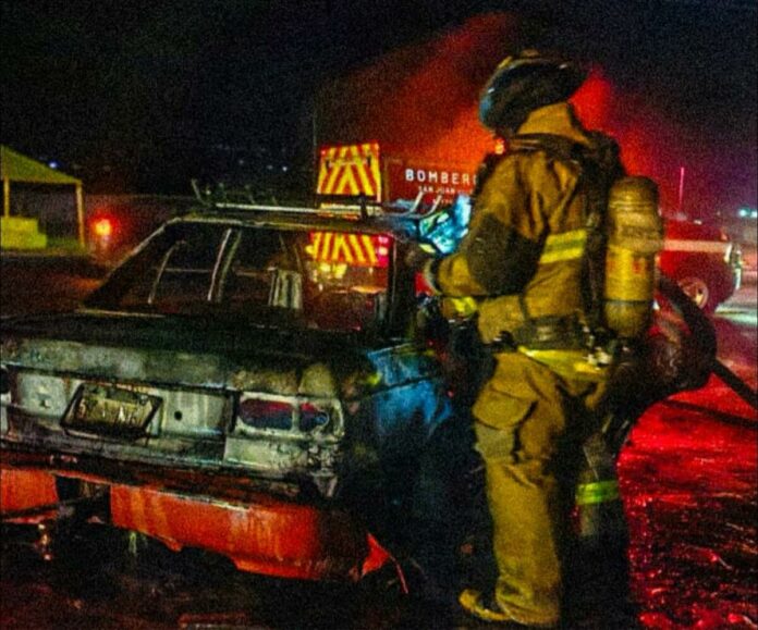 Incendio consume auto en carretera 300; conductor desaparece del incidente