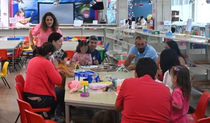 Niños y jóvenes exploran creatividad con taller de stop motion en el Gómez Morin