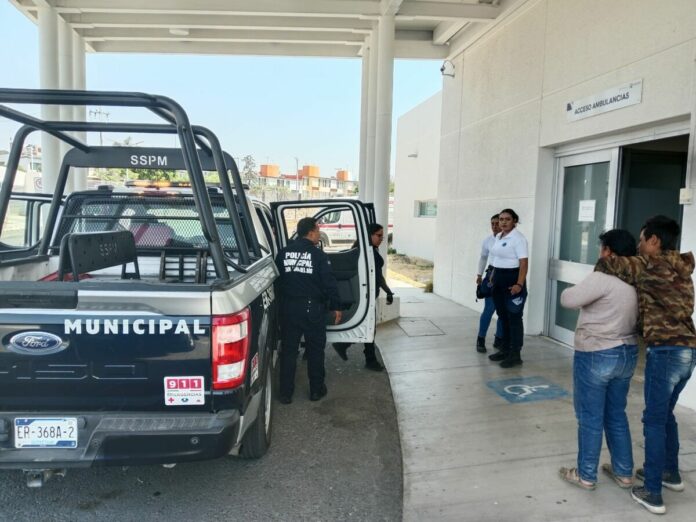 Policía Municipal auxilia a dos pacientes en emergencias médicas