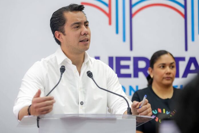 Presenta Felifer Macías el programa 
