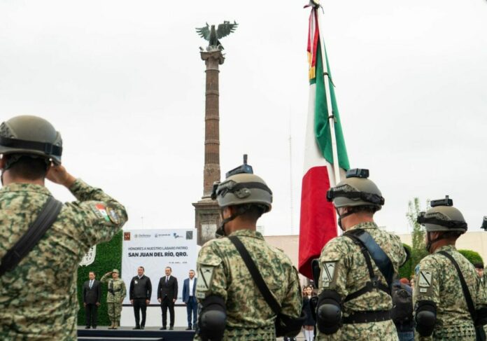 Roberto Cabrera lleva a cabo Honores a la Bandera en Jardín Independencia