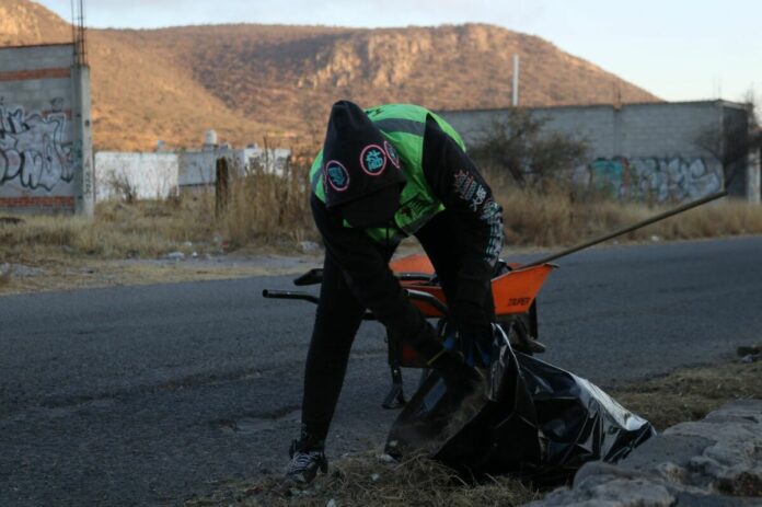Roberto Cabrera supervisa trabajos de limpieza en colonia Valle Dorado