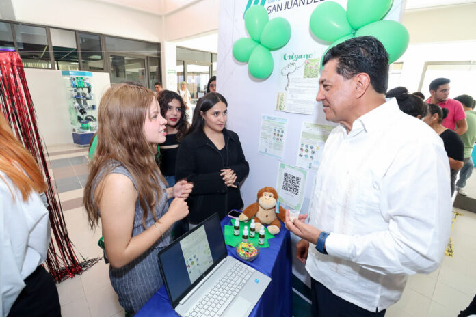 UT San Juan exhibe 63 proyectos innovadores en feria tecnológica estudiantil