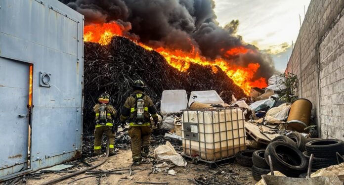 Atiende Bomberos Voluntarios fuerte incendio en recicladora de plástico en La Estancia, SJR