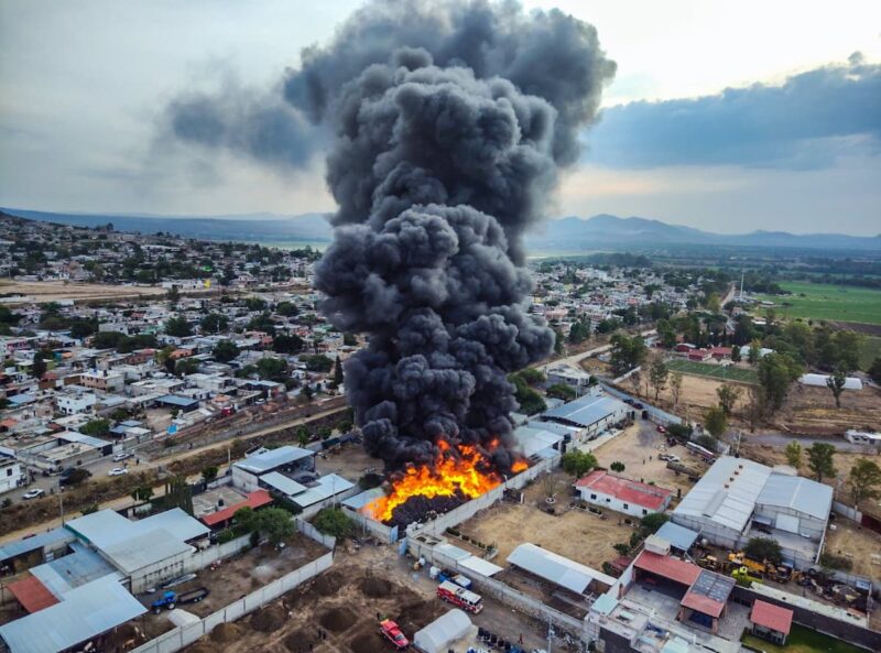 Atiende Bomberos Voluntarios fuerte incendio en recicladora de plástico en La Estancia, SJR