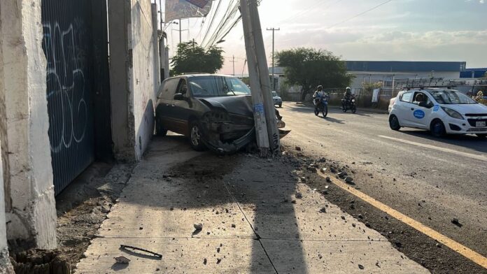 Fuerte choque en Avenida Universidad derriba postes de CFE y obstruye vialidad en San Juan del Río