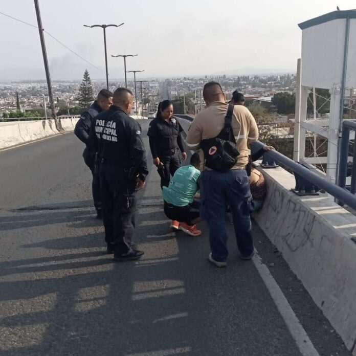 Rescatan a mujer que intentaba atentar contra su vida en San Juan del Río