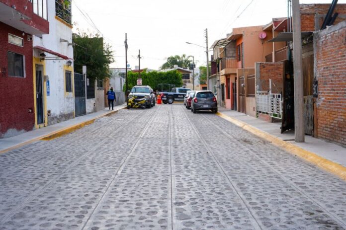 Roberto Cabrera entrega calle rehabilitada en Infonavit San Cayetano, SJR