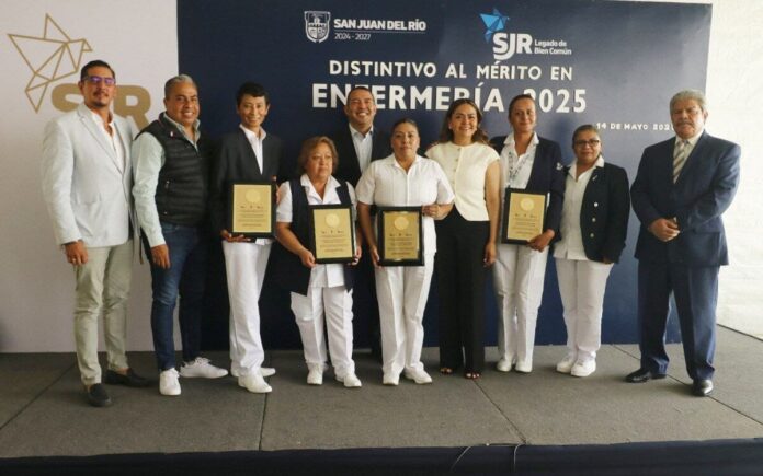 Roberto Cabrera entrega distintivos al mérito a enfermeras y enfermeros en SJR