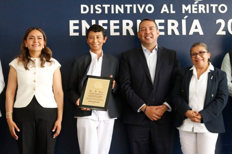 Roberto Cabrera entrega distintivos al mérito a enfermeras y enfermeros en SJR