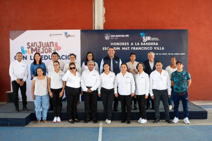 Encabeza Roberto Cabrera honores a la Bandera en primaria del Barrio de La Cruz
