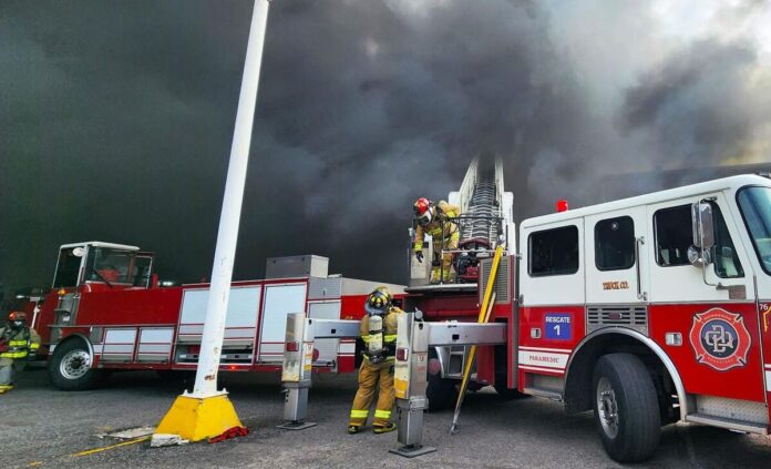 Fuerte Incendio Calcina Office Depot de Avenida del Parque; Vialidad Cerrada