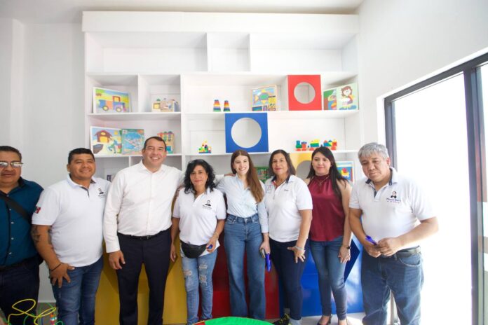 Gina Sánchez y Roberto Cabrera entregan ludoteca en el Mercado Juárez