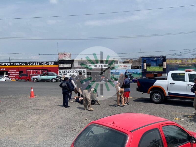 Motociclista se impacta contra camioneta en Av. Panamericana; lesiones leves
