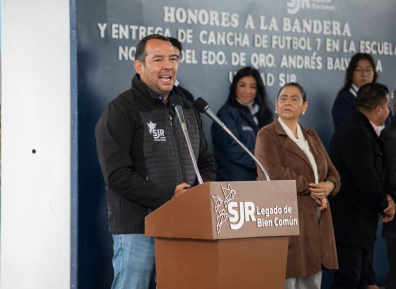 Roberto Cabrera entrega cancha de Fútbol 7 en la Normal de San Juan del Río