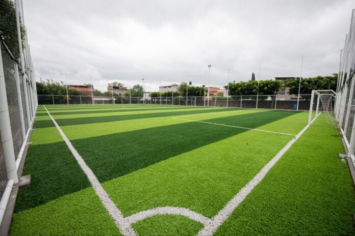 Roberto Cabrera entrega cancha de Fútbol 7 en la Normal de San Juan del Río
