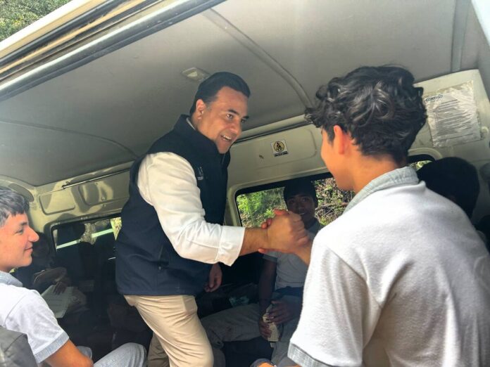 Secretario de Desarrollo Social supervisa transporte escolar en la Sierra Queretana