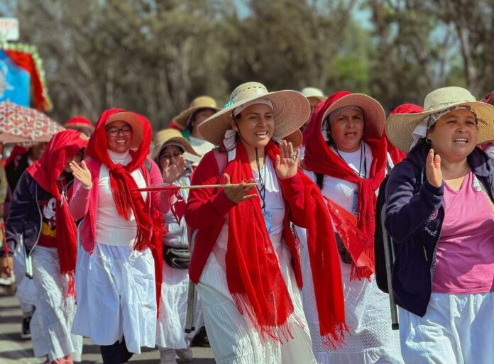 Arriba peregrinación femenina a San Juan del Río; van rumbo a la Basílica de Guadalupe