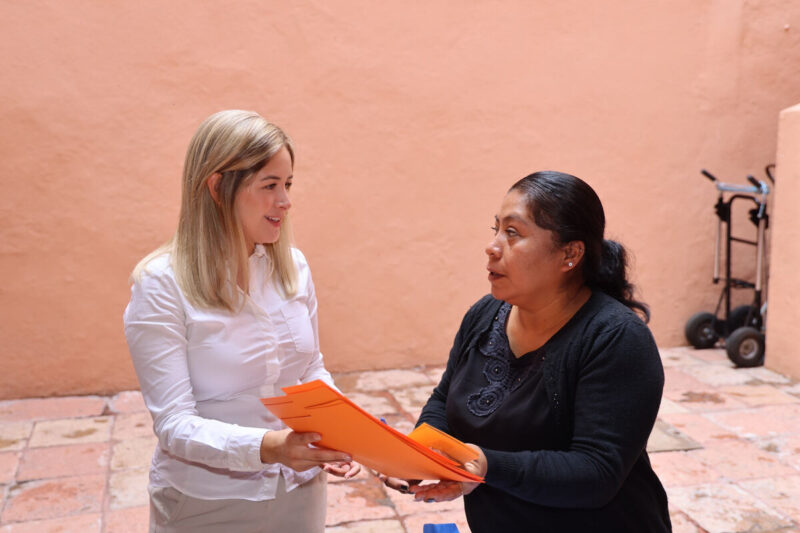 Artesanos queretanos reciben reconocimiento de "Corazón Bordado 2025"