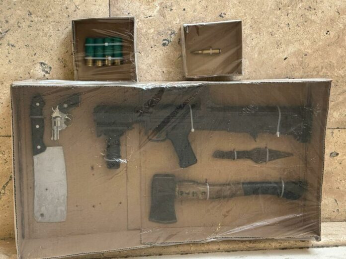 Aseguran armas tras riña familiar en Colonia Juárez de San Juan del Río