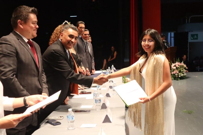 Dos mil 800 estudiantes se gradúan del CECyTEQ