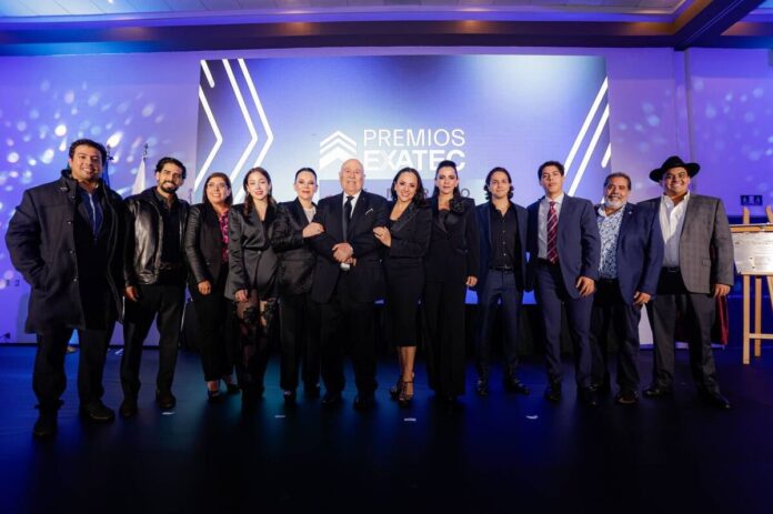 Felifer Macías asiste a la entrega del Premio al Mérito EXATEC en Querétaro